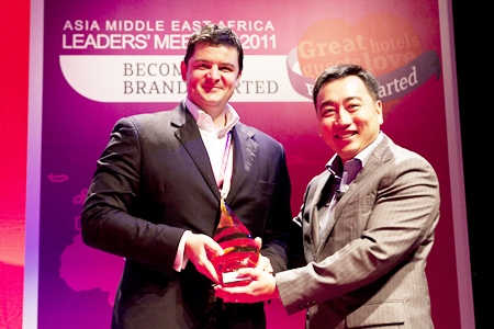 Craig J. Ryan (left), General Manager of the Holiday Inn Pattaya receives an award from Clarence Tan (right), Chief Executive Officer of IHG Japan.